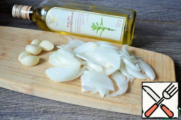Before cooking, boil the mushrooms, cook for 5 minutes at a slow boil. Peel the onion and cut it into feathers.