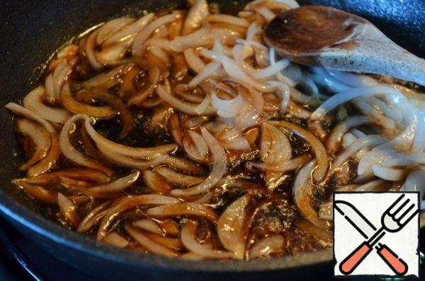 Heat the sesame oil, put the onion, simmer it over low heat for 3 to 5 minutes, pour in the soy sauce.