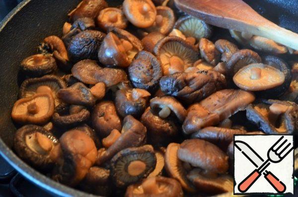 Drain the mushrooms, add to the pan, pour in 5 tbsp. l. mushroom broth, simmer for 5 minutes. PS : on the remaining mushroom broth, you can prepare soup or sauce, you can freeze for later use.