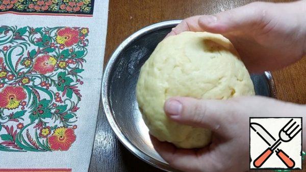 The result is a soft, elastic dough that does not stick to your hands. Put it in a bag or wrap it in plastic wrap and put it in the refrigerator for 20-30 minutes.