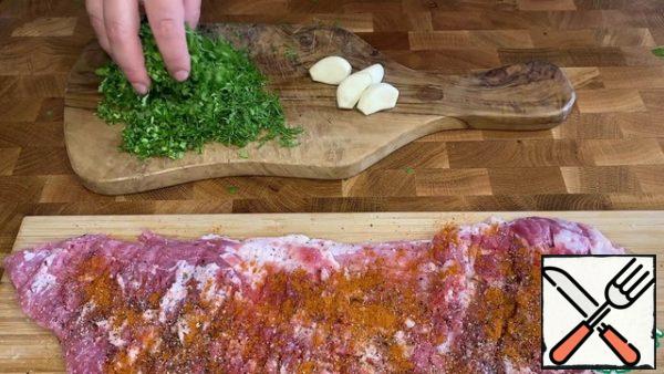 Finely chop the greens and spread them on the meat.