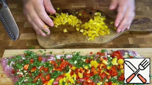 Finely chop the bell pepper and spread it over the entire surface.