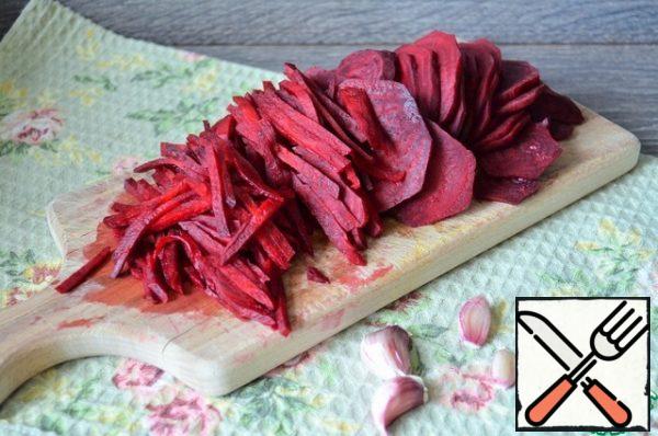 Also peel and cut the beets into thin strips.