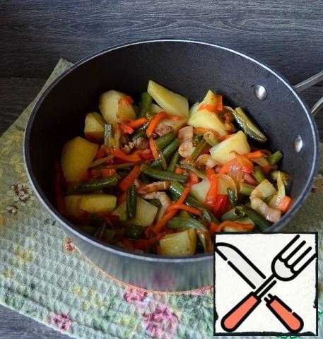 Add the pepper, stir, and cook for 5 minutes, over medium heat. Add the potatoes, stir, pour in 1 ladle of boiling water, cover with a lid, simmer over low heat for 15 minutes. Thus, the vegetables will be ready, but will remain whole, as if steamed.