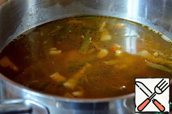 Then put the vegetable mixture from the saucepan in a 5-liter saucepan, pour in the strained broth.