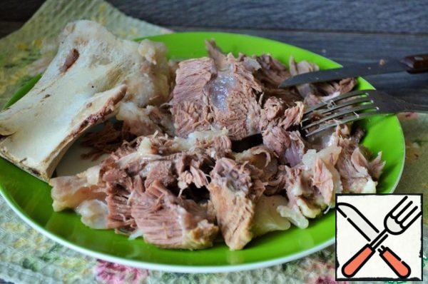 The meat is disassembled, cut or cut with a fork into convenient pieces, transfer to a saucepan. In a saucepan, add the beet mass, lemon juice. If desired, bring boiling water to the desired density. Don't let it boil too much!