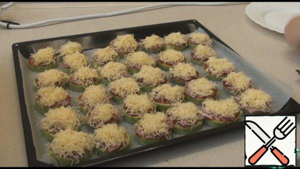 Top well sprinkle with grated hard cheese. We send it to the preheated oven to 180 degrees for 20-25 minutes. We check that the zucchini is baked.