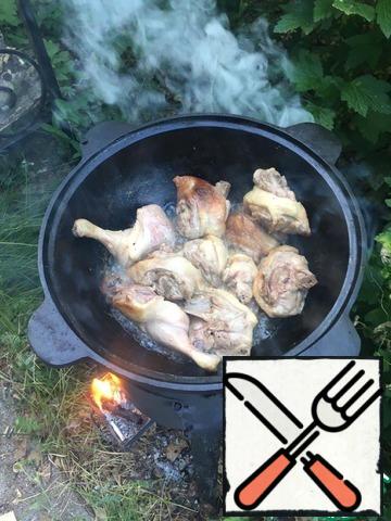Heat the cauldron over high heat. we do not use oil, we spread the duck skin down and fry, melting the fat, for 15 minutes.