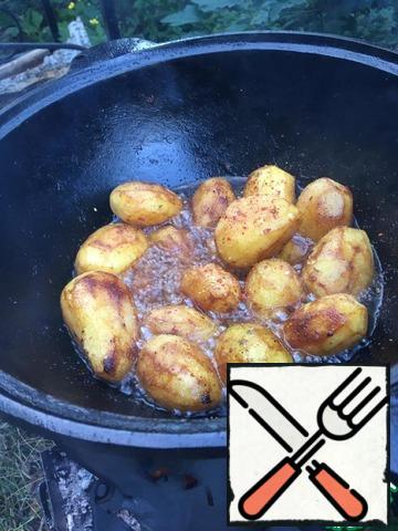 We take out the apples and send the potatoes, fry them until they are tanned.