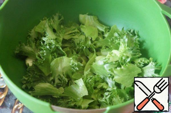 Line the edges of a flat dish with lettuce leaves. Pick the remaining salad with your hands and put it on a platter in an even layer. And you can put it in a bowl, where you will mix the vegetables.