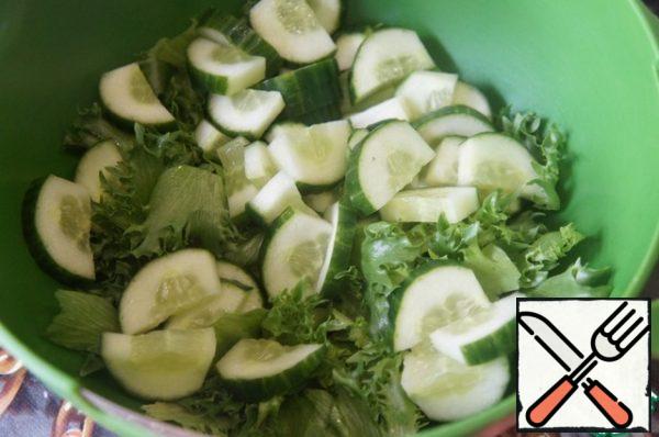 Place the sliced cucumber in a deep bowl.