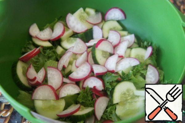 Add the radishes cut into thin semicircles.