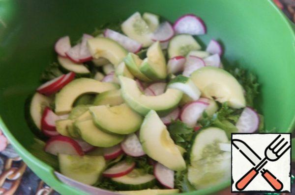 Cut the avocado in half, remove the stone, remove the pulp from the peel and cut into slices. Add to the salad.
In a small container with a tight lid, shake the oil, vinegar, salt and sugar well until they dissolve. Pour the dressing over the salad and mix very carefully, so as not to mash the avocado.