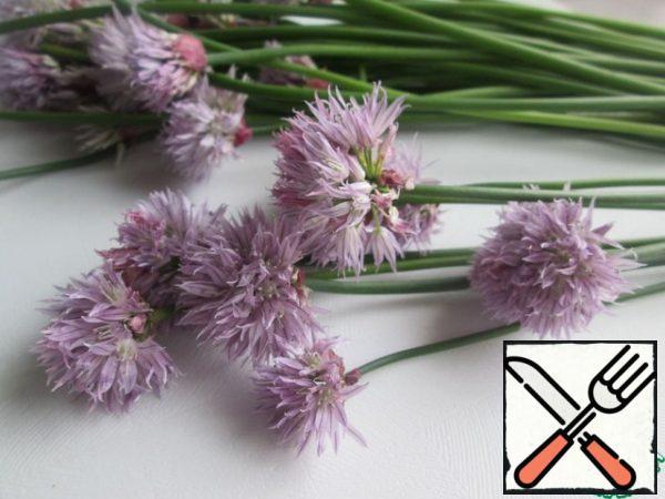 Get the butter out of the refrigerator in advance.
Cut the blooming chives. If the arrows are hard, then they are not suitable for further cooking, and if you cut the onion in the initial stage of flowering, then the arrows of the chives can be used. This will be a separate story and recipe.