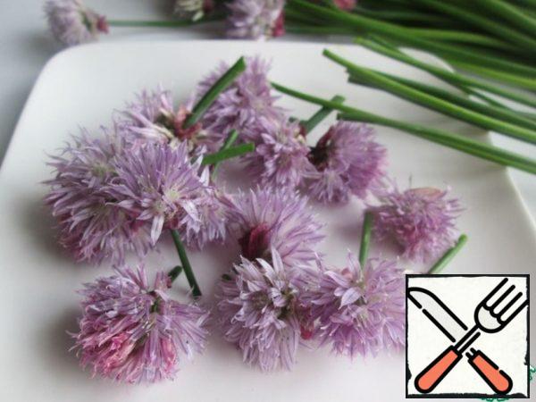 Separate the inflorescences from the stems. The stems will no longer be needed here, for adding to the oil, you need to take the delicate feathers of a schnitt onion, or ordinary green.