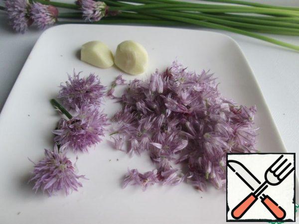 Wash the inflorescences, dry them and divide them into individual flowers


Finely chop the tender feathers of the chives. Squeeze the garlic through a press.


Add all prepared products to the soft butter. Add salt to taste. I added two pinches of salt. If desired, you can add sea salt and aromatic herbs.