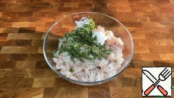 Add to the fish: salt, pepper, dill, sour cream. Mix well.