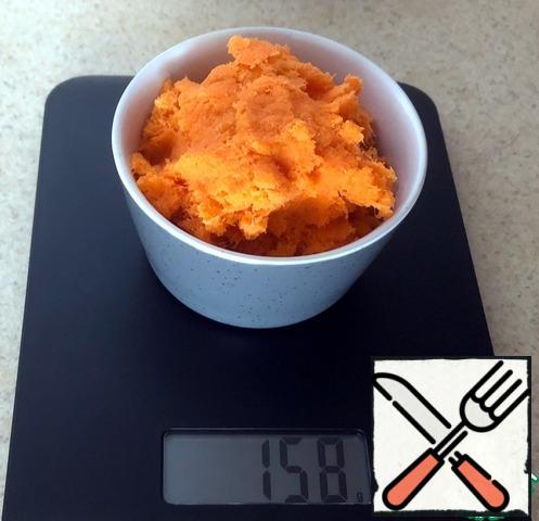Squeeze the juice from the carrots, which you can immediately drink. In my case, it turned out to be 158 grams of cake.