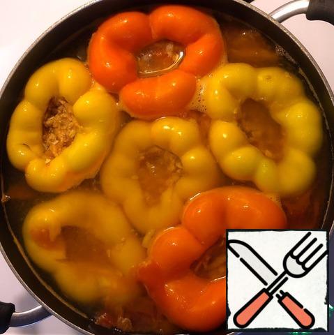 If you left 1 (or 2) finely chopped tomatoes for broth, then they must be put on the bottom of a 5-liter saucepan.
We stuff the peppers with cooked minced meat and put it in a saucepan.
The voids between the stuffed peppers must be filled with boiling water. After boiling, remove the foam.