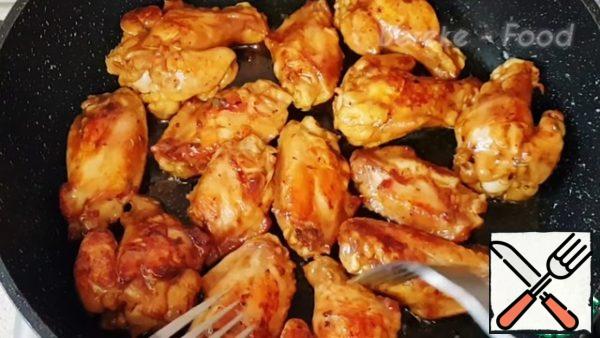 In a frying pan, pour 50 ml of vegetable oil, heat and send the wings into it, fry on both sides until golden brown over medium heat. After closing the lid and fry so de on medium heat until tender. About 15 minutes.