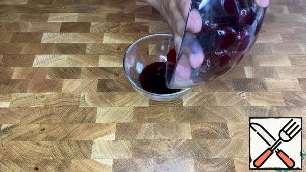 Squeeze the cherries a little and drain the juice.