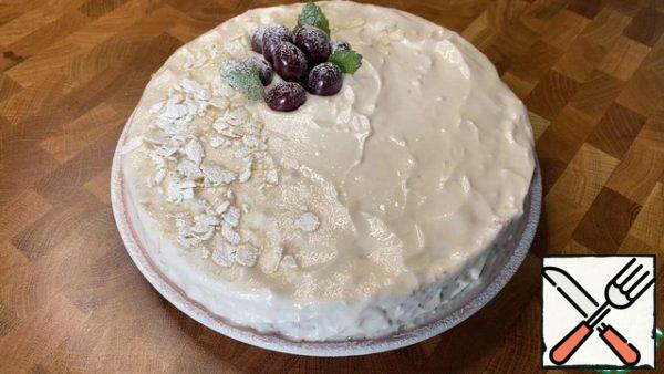 Let the cake soak, leaving it in the refrigerator for a couple of hours. My household can not wait for this - they run to eat the pie immediately (warm is also very tasty).