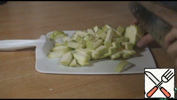 We take young zucchini, we do not remove the skin. Mine, cut into thick strips.
