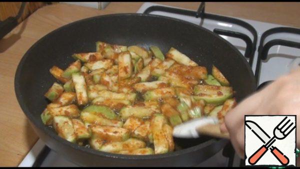 On high heat, fry the zucchini until golden brown. If you take more than 1 zucchini, it is better to fry in two sets, so that all the zucchini have a golden crust.