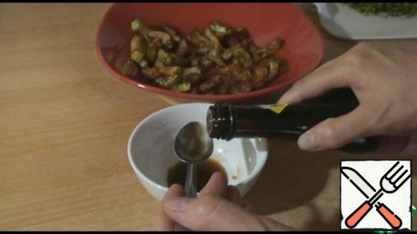In a bowl, mix soy sauce, balsamic vinegar ( you can replace it with apple, wine or lemon juice).
