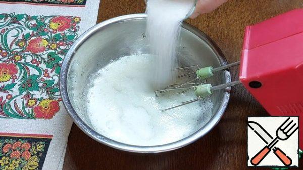First, we will prepare the cottage cheese filling. To do this, be sure to beat 4 previously separated proteins in a dry and clean bowl. Beat at medium speed until a light light foam. Then we add 160 g of sugar in portions and gradually increase the speed. Beat the whites to persistent peaks.