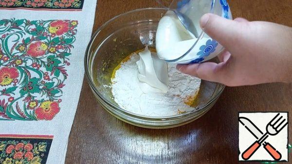 Separately, mix 4 yolks and 1/3 tsp.vanilla. Add 60 g of corn starch and 250 g of fatty sour cream. Mix everything together.