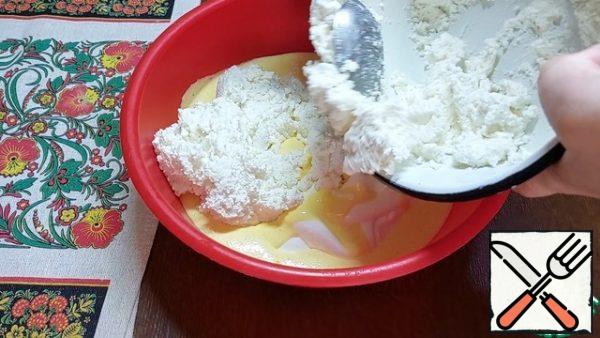 Then mix the protein and yolk mass and add 800 g of cottage cheese. Previously, I punched the cottage cheese with a blender, so that the filling turned out to be more tender during the cooking process. Mix everything well, set aside and let's do the sponge cake.