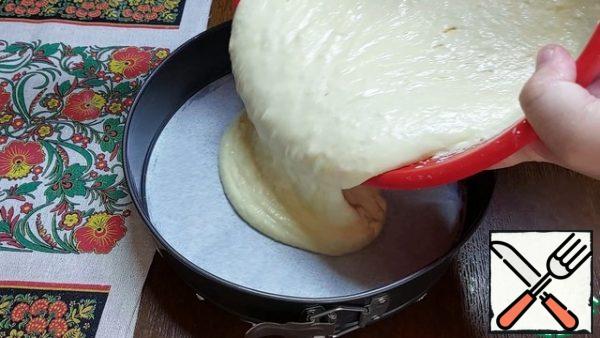 I will bake in a split form with a diameter of 24 cm. The bottom and sides of the mold were greased with butter. The bottom is still covered with parchment paper. Turn on the oven to warm up to 180 degrees. First, we spread the curd filling and carefully level it with a spatula.