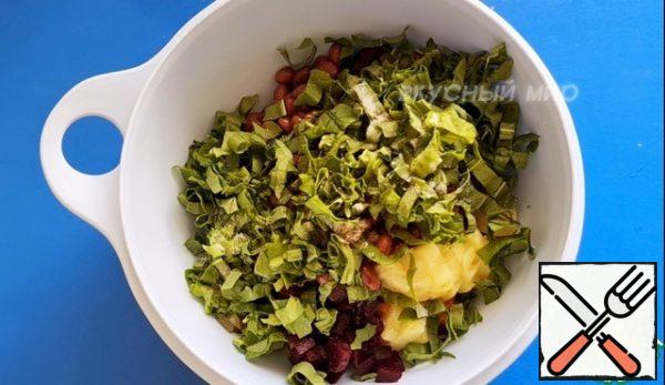 Also peel the beets and cut them into cubes. Peel, wash, and chop the onion. Cut the cucumbers into small pieces. Cucumbers, potatoes, beets, carrots, beans, sorrel and onions. Season the salad with salt, pepper and pour vegetable oil. Mix it up.