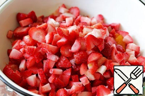 Cut the strawberries into halves or quarters, add to the apricots.