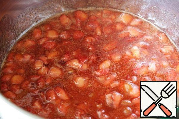 Then put on the fire, bring to a boil, cook for 40 minutes on low heat, stirring from time to time and removing the foam.