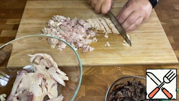 Cook the chicken and mushrooms in advance. Cut into small pieces.