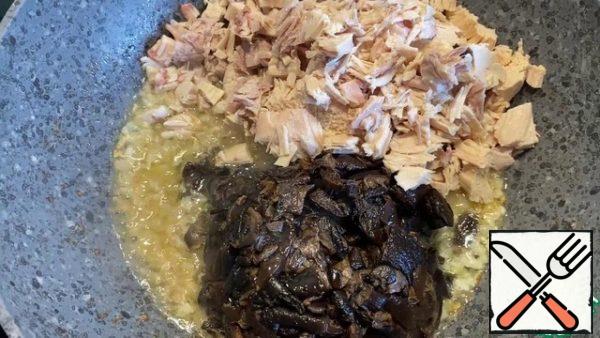 Add the chopped chicken and mushrooms to the frying pan to the fried onions.