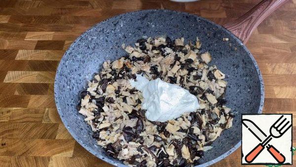 Add the dressing to the hot filling, mix and leave to cool.
