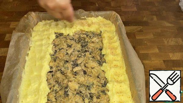 Place the remaining dough along the sides of the mold, leaving the middle of the pie open. Sprinkle the pie with breadcrumbs.