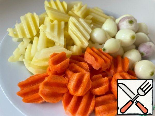 We clean and cut the vegetables. The onion-arpachik looks very nice in the dish, if it is not there, we cut the onion into large pieces.