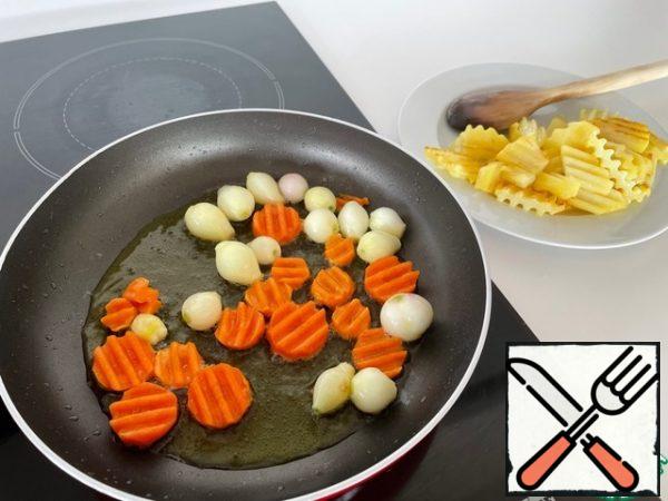 In a frying pan, heat the vegetable oil and alternately fry the potatoes, carrots and onions until they are ruddy crusts.