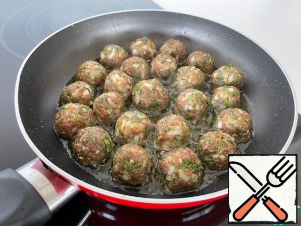 Now we fry our meatballs to ruddy barrels. I fry in the frying pan in which the vegetables were fried, adding oil.