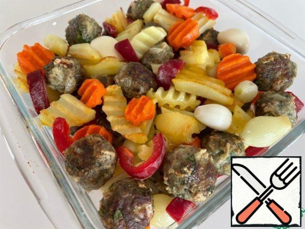 Fried vegetables and meatballs, chopped Bulgarian pepper are randomly put into a baking dish. If you like baked garlic, put the whole peeled cloves.