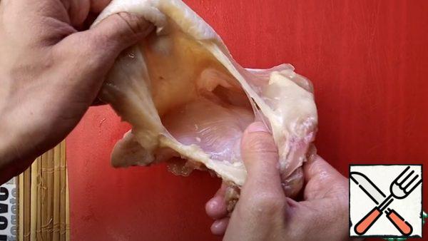 We prepare the chicken thighs, my dry them. If desired, you can slightly tear off the skin.