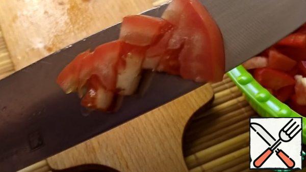 Cut the tomato into a cube, put it in a bowl.