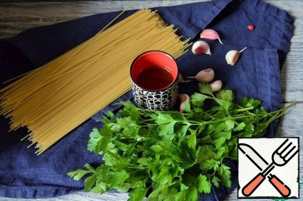 Here is such a simple set of products we will need. It is advisable to take spaghetti from durum wheat varieties, they are most similar to Italian ones. Take the amount of garlic to your taste, fried in olive oil, it is very tasty.