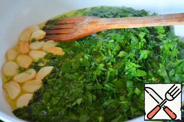 Add the parsley to the garlic, fry over medium heat for a couple of minutes, stirring. The parsley will take on a darker color.