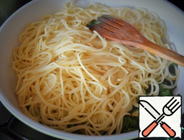 Put the finished spaghetti in a colander and put it in a frying pan.