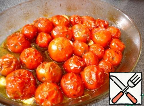 While the dough is cooking, prepare the tomato sauce. Bake tomatoes with garlic and spices in olive oil. Rub or chop with a knife as you like.